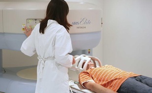Un patient passant une IRM.