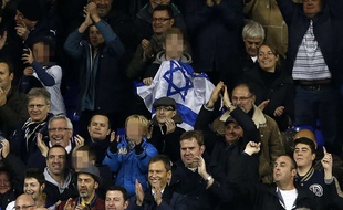 Un fan de Tottenham tient un drapeau israélien lors d'un match opposant son équipe à celle de Maribor, le 8 novembre 2012 à Londres.
