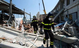 Recherche de survivants après le séisme de Modène, le 29 mai 2012.