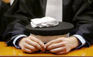 Un juge en robe avant une cérémonie de prestation de serment le 2 février 2006 à l'UNM à Bordeaux