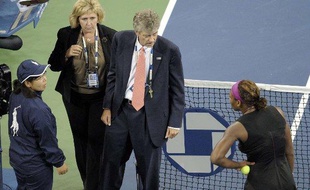 La joueuse de tennis américains, Serena Williams s'explique avec les arbitres et une juge de ligne lors de sa demi-finale à l'US Open, le 12 septembre 2009.