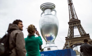 Une réplique géante du trophée devant la Tour Eiffel, lors de la présentation du logo de l'Euro-2016, le 23 juin 2013 à Paris