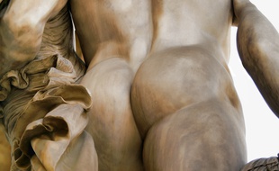 Une statue vue de dos