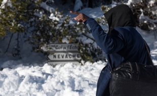 Un migrant Ivoirien devant un panneau de signalisation, dans le Col de l'Echelle (archives).
