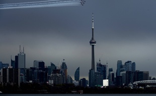 Les «Snowbirds» canadiens au-dessus de la CN Tower de Toronto, le 10 mai 2020.