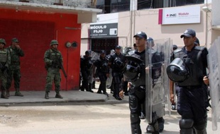 Des soldats mexicains et des policiers patrouillent dans les rues d'Oaxaca le 6 juin 2015 à la veille d'élections locales