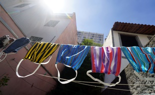 Des masques en tissu sèches dans une rue de Sao Paulo.
