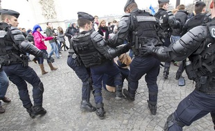 Les forces de l'ordre repoussent des participants à la «Manif pour tous», qui veulent accéder aux Champs Elysées malgré l'interdiction, le 24 mars 2013, à Paris.
