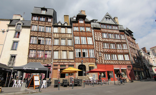 Un immeuble à pan de bois, ici sur la place du Champ-Jacquet, à Rennes.