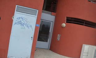 L'immeuble où a eu lieu une partie de l'opération antiterroriste, à Montpellier (Hérault).