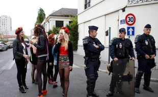 Des Femen le 19 avril 2014 devant les locaux que le mouvement féministe occupe à Clichy