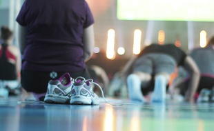 Illustration d'une séance de sport dans un gymnase de Rennes.