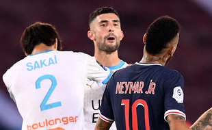 Des joueurs de l'OM et du PSG. (Photo by FRANCK FIFE / AFP)