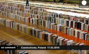Capture d'écran d'une vidéo montrant le record du monde monde de livres tombés comme des dominos, le 17 mars 2014, en Pologne.
