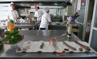 Dans ce restaurant de Pékin, on prépare, de droite à gauche, du pénis de cheval, d'âne, de cerf, du chien russe et de la chèvre.