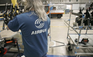 Sur la chaîne de production des Airbus A380 dans l'usine Jean-Luc Lagardère, à Blagnac.