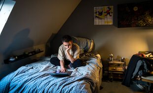 Un jeune homme dans sa chambre. (Illustration)