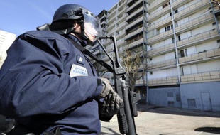 Un policier lors d'une opération anti-drogue le 5 mars 2012 dans le quartier "Font Vert" à Marseille