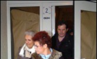 La police judiciaire a mené samedi une perquisition au domicile de la mère du petit Julien, disparu depuis le 29 janvier à Bourg-lès-Valence (Drôme), et de son compagnon, qui s'est suicidé le 31 janvier, privilégiant à nouveau la piste familiale.