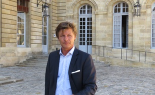 Nicolas Florian devant l'hôtel de ville le 22 septembre 2014