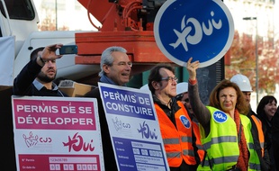 Manifestation pour le demarrage des travaux de l aeroport de Notre Dame des Landes a Nantes. Le MEDEF la CGPME des confederations du batiment et des travaux publics et l association pro aeroport a Notre Dame des Landes Des Ailes pour l Ouest ont depose des casques de chantier devant la prefecture de Nantes. Nantes le 14 11 2014.
Organizations of the employers and the BTP BUILDING AND CIVIL ENGINEERING WORKS demonstrate in Nantes for the beginning of the construction of the controversial airport project of Notre-Dame of Landes near Nantes Western France on November 14 2014./SALOM-GOMIS_101115/Credit:SALOM GOMIS SEBASTIEN/SIPA/1411151022