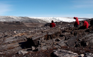 Les scientifiques Vickie Bennett, Allen Nutman et Clark Friend examinent des rochers au Groenland.