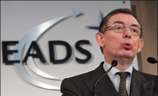 Le géant européen de l'aéronautique et de la défense EADS prévoit une nouvelle hausse de ses bénéfices cette année après avoir publié mercredi des résultats 2005 supérieurs à ses prévisions, dopés par une année record pour sa filiale Airbus.