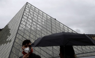 Des touristes portant des masques à Paris, le 2 mars 2020 (illustration).