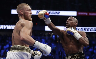 Conor McGregor (à g.) et Floyd Mayweather à Las Vegas, le 26 août 2017.