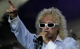 Le chanteur Michel Polnareff en concert, le 14 juillet 2007 à Paris