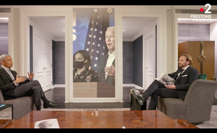 Barack Obama interviewé par François Busnel, l’animateur de l'émission littéraire La Grande Librairie.