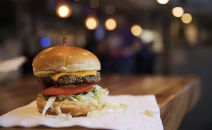 Non, ce burger ne contient pas un gramme de viande, il est 100% vegan.