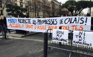Les migrants se sont rassemblés devant la préfecture.