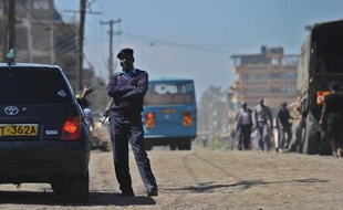 Un policier kenyan à Nairobi le 9 avril 2014