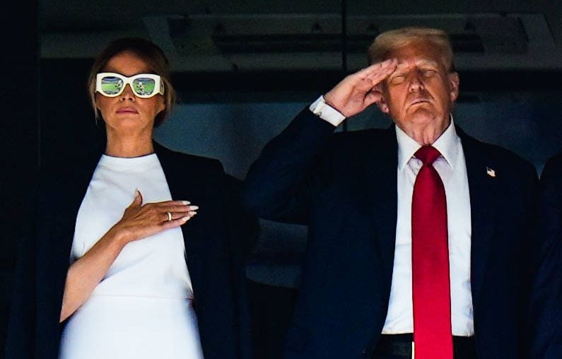 Guerre en Ukraine : Que contient la lettre personnelle de Melania Trump remise à Poutine en Alaska ?