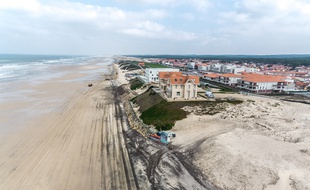 Un hôtel et deux chalets mitoyens menacés à Biscarrosse-Plage, en mars 2018.