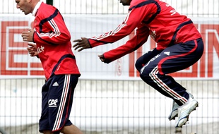 A droite, la légende Pascal Chimbonda. A gauche, un joueur anonyme.