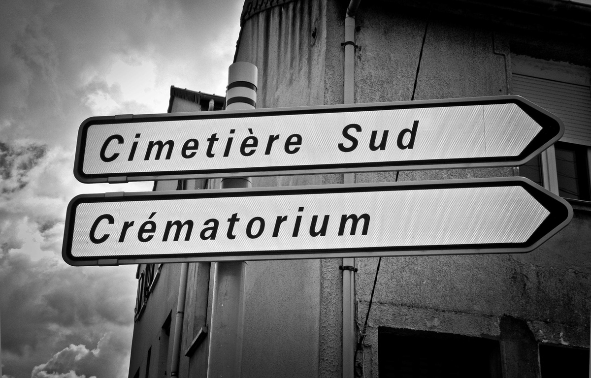 faced-with-peaks-of-deaths-the-overwhelmed-crematorium-europe
