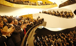 Quoi ? Personne n'a dit à François Hollande et à ses ministres qu'il était interdit d'applaudir dans un concert lors de l'inauguration de la Philharmonie ?!!