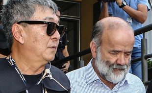 Newton Ishii (à gauche) lors de l'arrestation de Joao Viccari, le trésorier du Parti des Travailleurs, en avril 2015.