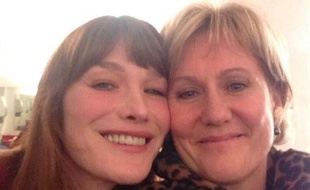 Capture d'écran Twitter: Carla Bruni-Sarkozy et Nadine Morano posent pour un «selfie» à Nancy le 4 février 2014.