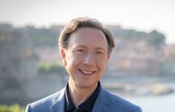 Stéphane Bern remplace Cyril Féraud aux commandes de « La carte aux trésors »
