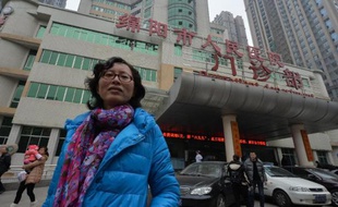 Le docteur Lan Yuefeng, ancien médecin-chef spécialisée en échographie, photographiée le 23 février 2014, devant l'hôpital de la ville de Mianyang, dans l'état du Sichuan où elle exerçait avant d'être placée d'office en congé sans solde pour y avoir dénoncé la corruption