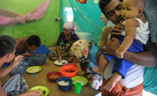 Une famille de réfugiés Rohingya dans une tente d'un centre d'accueil à Blang Ado (nord d'Aceh), le 26 mars 2016