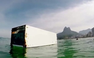 Le surfeur brésilien Marcu Schaefer a fait une drôle de rencontre la semaine dernière sur l'eau.