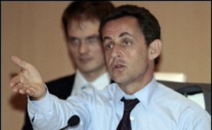 En volant au secours de Jean-Marie Le Pen et d'Olivier Besancenot en mal de parrainages présidentiels, Nicolas Sarkozy a, au-delà de la défense d'un principe démocratique, plutôt servi ses intérêts électoraux, selon plusieurs experts.