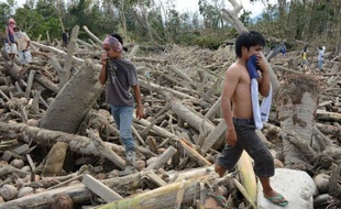 Le bilan des décès causés par Bopha, le typhon le plus puissant à avoir touché les Philippines cette année, a franchi la barre des 900 morts, ont indiqué jeudi les autorités, précisant que des centaines de personnes sont toujours portées disparues.