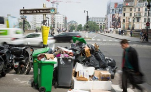 Des poubelles pleines à ras bord, le 8 juin 2016 à Paris