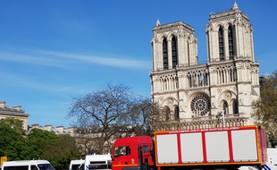 Deux jours après l'incendie, un périmètre de sécurité reste établi autour de l'île de la Cité et de Notre-Dame de Paris.
