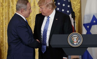 Poignée de main entre Donald Trump et Benjamin Netanyahou, le 15 février 2017, à la Maison Blanche.